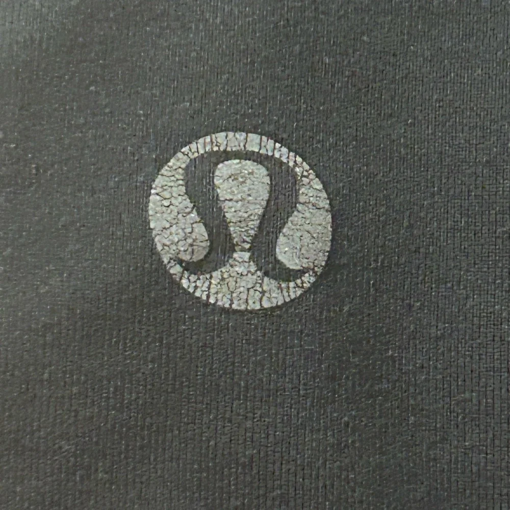 50%off w❤️ LULULEMON Inspire Crop II 6 wash wear is present logo is cracked